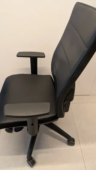 Silla ergonómica de oficina negra