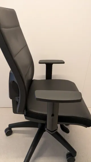 Silla ergonómica de oficina negra