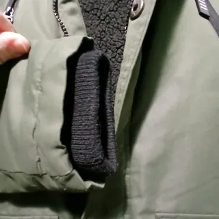 Chaqueta verde con capucha y pelo