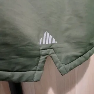 Chaqueta verde con capucha y pelo