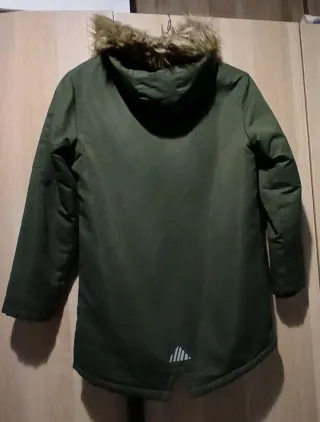 Chaqueta verde con capucha y pelo