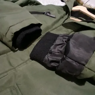 Chaqueta verde con capucha y pelo