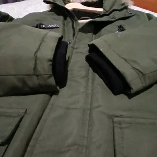 Chaqueta verde con capucha y pelo