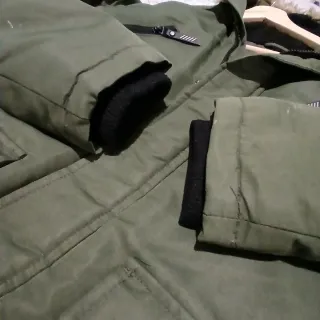 Chaqueta verde con capucha y pelo