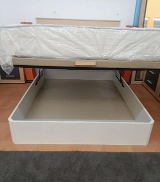 Canapé de madera con cajones