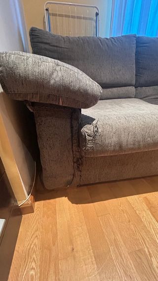 Sofá cama gris en buen estado