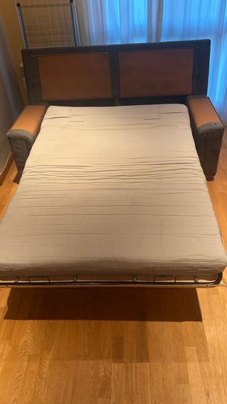 Sofá cama gris en buen estado
