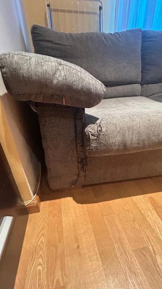 Sofá cama gris en buen estado