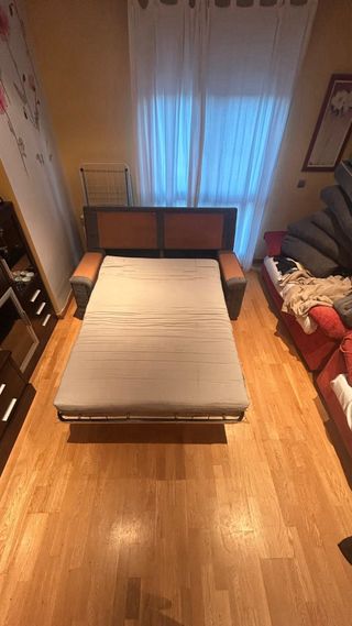 Sofá cama gris en buen estado