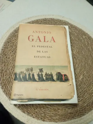 El pedestal de las estatuas (Spanish Edition)