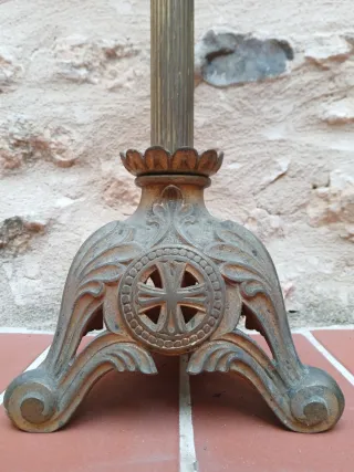 Candelabro antiguo de iglesia