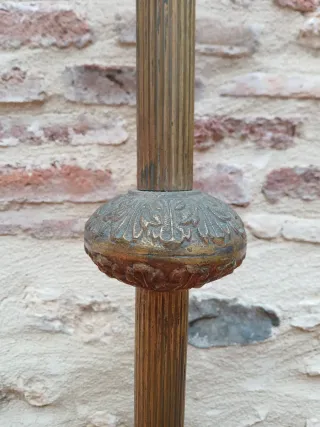 Candelabro antiguo de iglesia