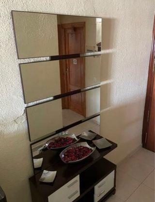 Mueble de salón con vitrina y cajones