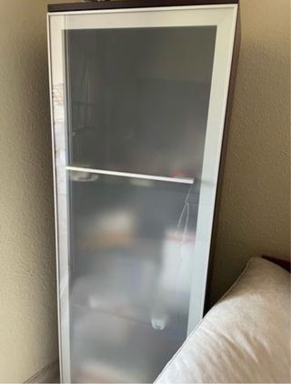 Mueble de salón con vitrina y cajones