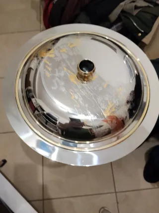 Piatto da portata in acciaio inox e decori oro