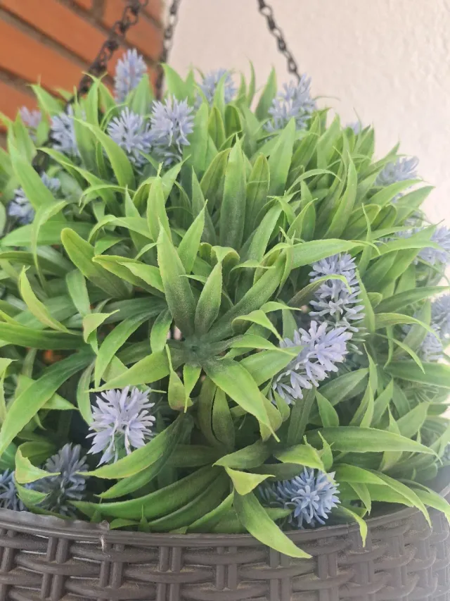 Maceta colgante de polipropileno ratan gris.