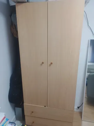 Armario de madera beige