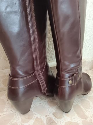 Botas altas de piel marrón a estrenar