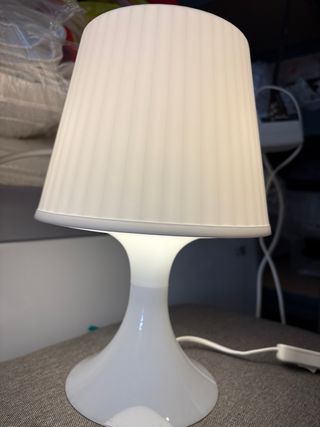 Lámpara de mesa blanca