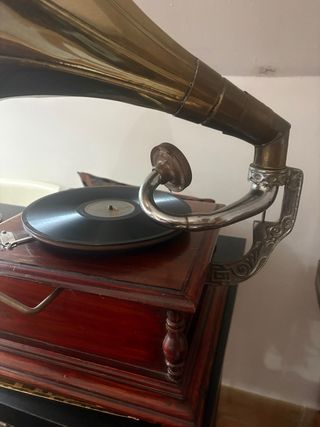 Gramófono His Master's Voice Marrón y Dorado