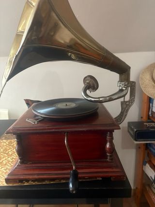 Gramófono His Master's Voice Marrón y Dorado