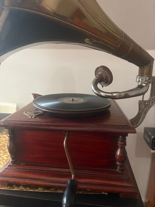 Gramófono His Master's Voice Marrón y Dorado