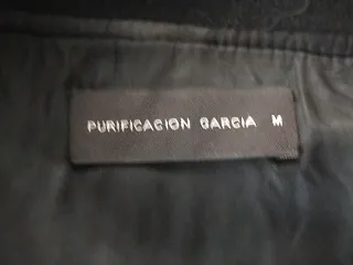 Chaqueton negro con cinturón Purificación García