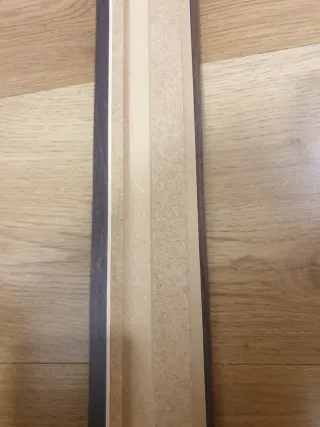 Listón de madera oscuro