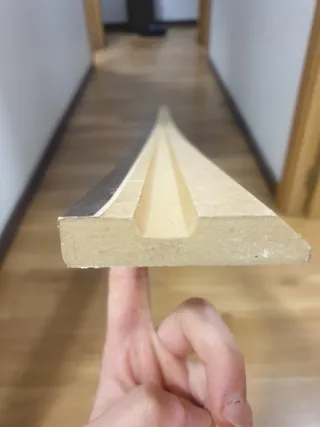 Listón de madera oscuro