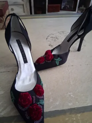 Zapatos Pura Lopez Negros con Flores Rojas