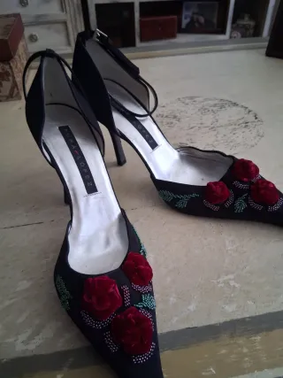 Zapatos Pura Lopez Negros con Flores Rojas