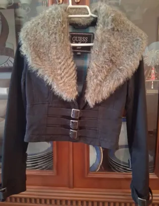 Abrigo Guess Negro Talla XS con Cuello Peludo
