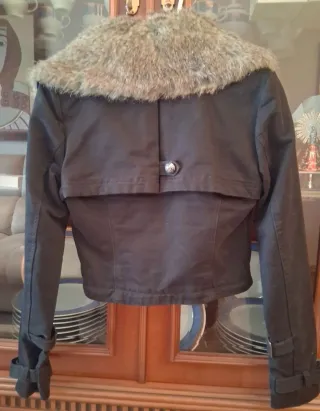 Abrigo Guess Negro Talla XS con Cuello Peludo