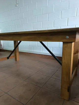 Mesa de madera maciza rustica plegable.