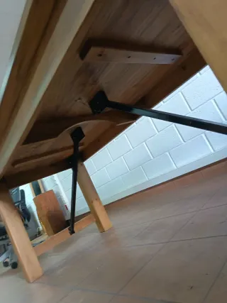 Mesa de madera maciza rustica plegable.