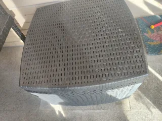 Mesa auxiliar ratán negra y gris