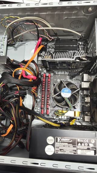 Ordenador sobremesa. Windows 11 Pro original.