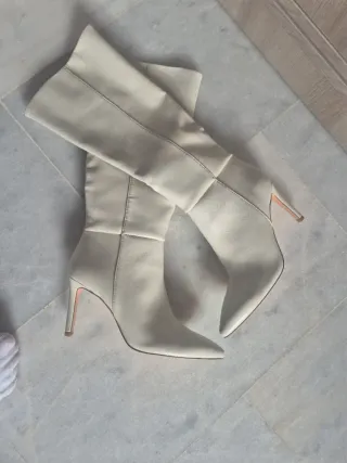 Botas altas tacón beige Stradivarius