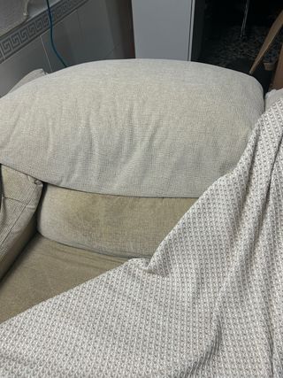Sofá beige y blanco de tela. 2 plazas 10% desc.