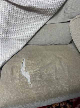 Sofá beige y blanco de tela. 2 plazas 10% desc.