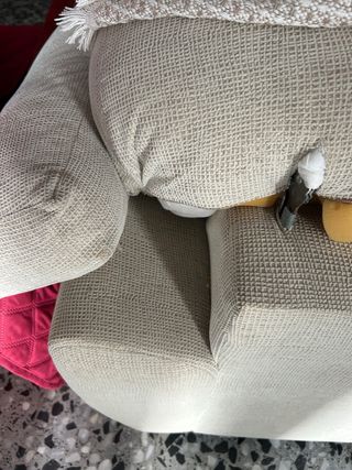 Sofá beige y blanco de tela. 2 plazas 10% desc.
