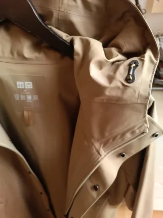 Abrigo Uniqlo Blocktech Beige