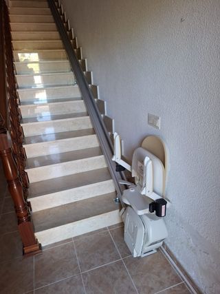 SILLAS SALVAESCALERAS EN SAN VICENTE DE LA BARQUE