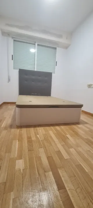 Canapé de tela y madera