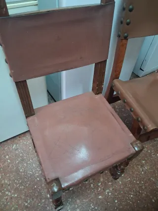 4 Sillas antiguas de madera y cuero