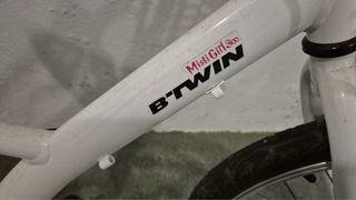 Bicicleta infantil con cesta amarilla