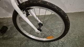 Bicicleta infantil con cesta amarilla