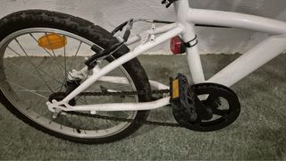 Bicicleta infantil con cesta amarilla