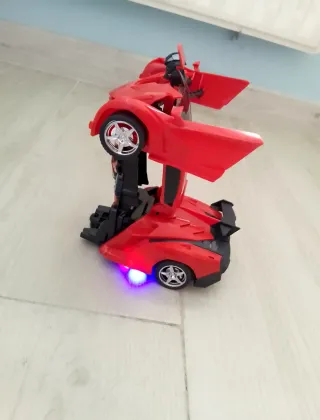 Coche teledirigido transformable