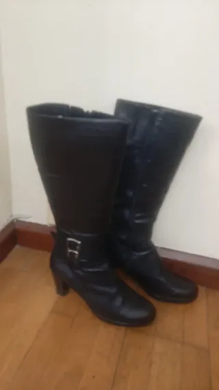 Botas altas de piel sintética negras